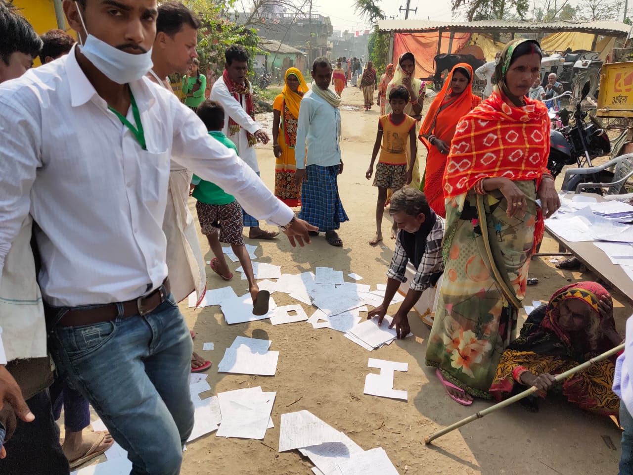 Bihar Election 2020 : गायघाट सीट पर राजद कार्यकर्ताओं ने प्रशासन पर लगाया बड़ा आरोप, कहा- ‘पर्ची बांटने वक्त पुलिस ने किया लाठीचार्ज’