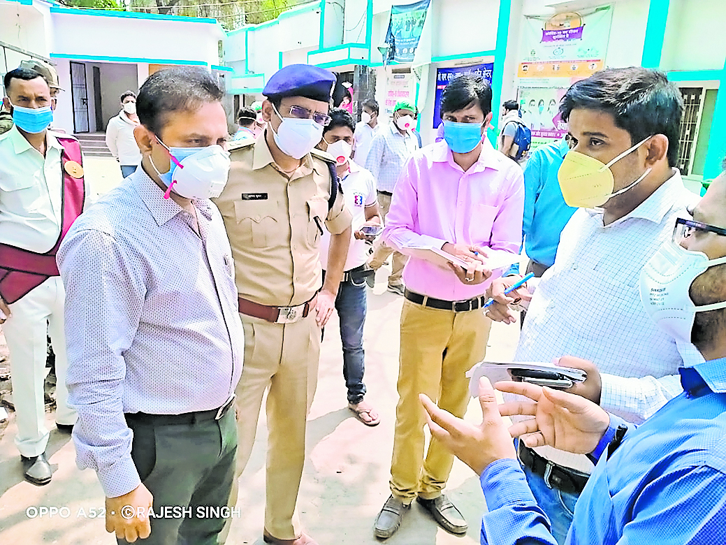 कोरोना से मौत के बाद शव 20 घंटे तक अस्पताल में पड़ा रहा, नाराज परिजनों ने की डॉक्टर से मारपीट, दो हिरासत में