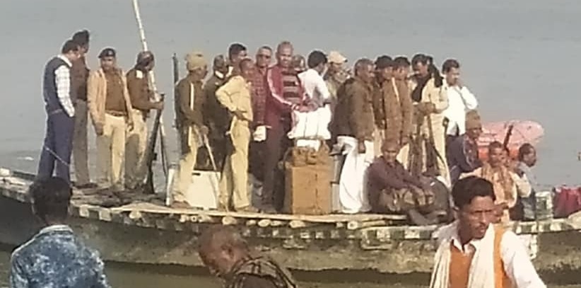बिहार पंचायत चुनाव : बुधवार की सुबह से होगा 8वें चरण का मतदान, बूथों के लिए रवाना हुए मतदानकर्मी