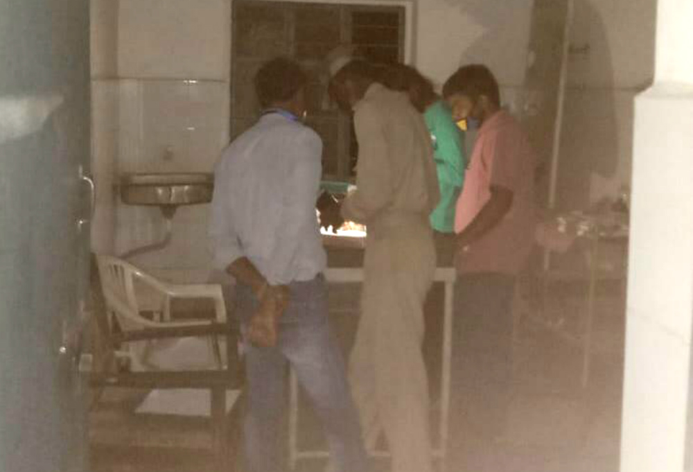 बड़कागांव स्वास्थ्य केंद्र में बिजली नहीं, मोबाइल के टॉर्च लाइट में की जा रही प्रवासियों की जांच