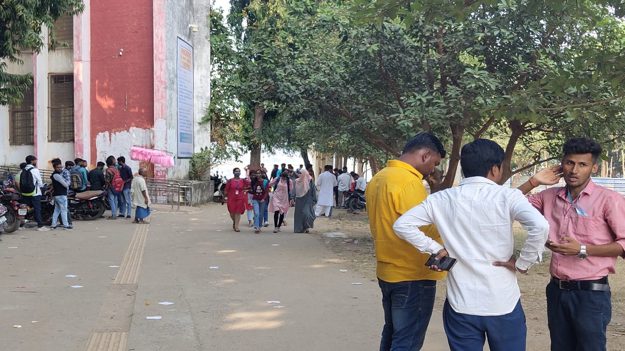 पटना यूनिवर्सिटी के छात्रनेता बांट रहे बिरयानी और खिला रहे गोलगप्पा,जीत के लिए प्रत्याशियों ने झोंकी ताकत