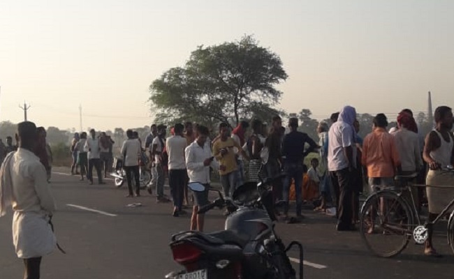 तेज रफ्तार हाईवा की चपेट में आने से कोचिंग जा रहे साईकिल सवार दो छात्रों की मौत, विरोध में सड़क जाम