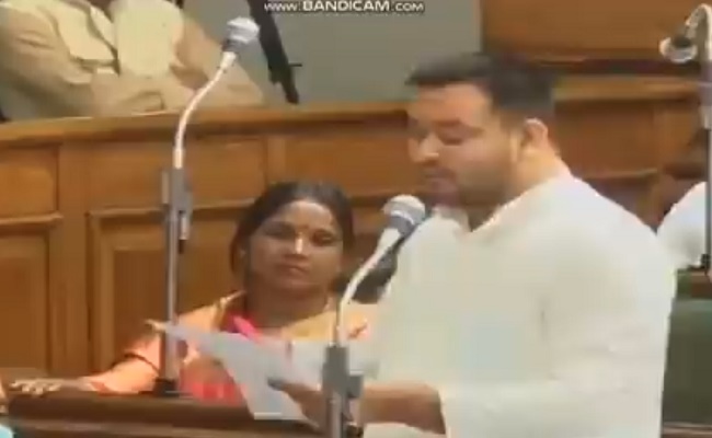 बिहार सरकार के मंत्री बोले- सांड़ जैसे लाल कपड़ा देखकर भड़क जाते हैं नेता प्रतिपक्ष तेजस्वी यादव