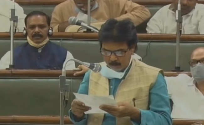 बिहार विधान के बाहर माले विधायकों का प्रदर्शन, कहा- गरीब स्कूली बच्चों को मिले मोबाइल, वरना कैसे पढ़ेंगे वह ऑनलाइन