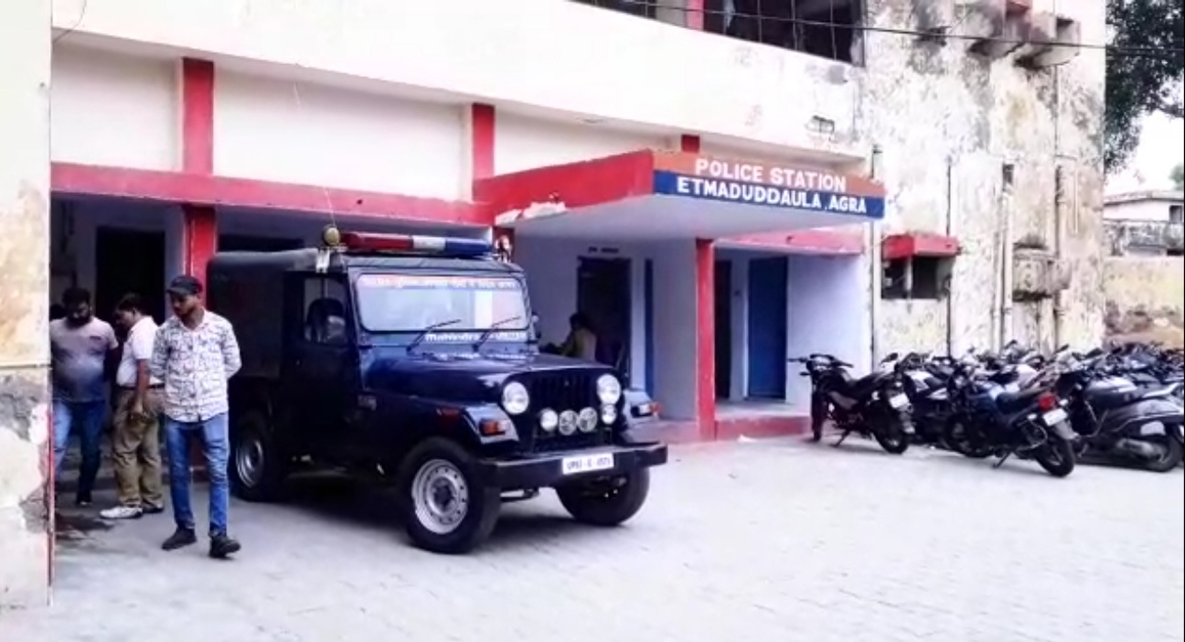 Agra News: पेड़ के नीचे मिला अधजला शव सिपाही की बेटी का निकला, पुलिस कर रही जांच