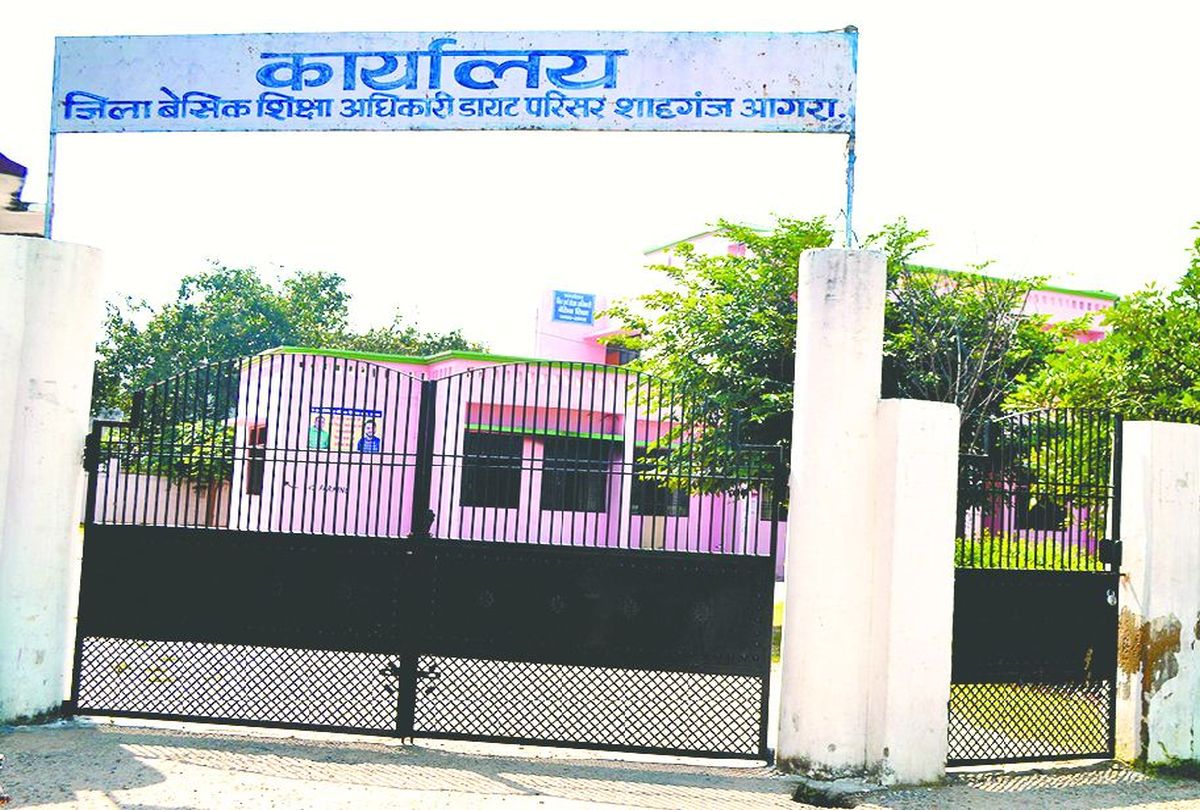 Agra News: परिषदीय विद्यालयों में गर्मी में कैसे पढ़ेंगे बच्चे? सैकड़ों स्कूलों में नहीं बिजली कनेक्शन