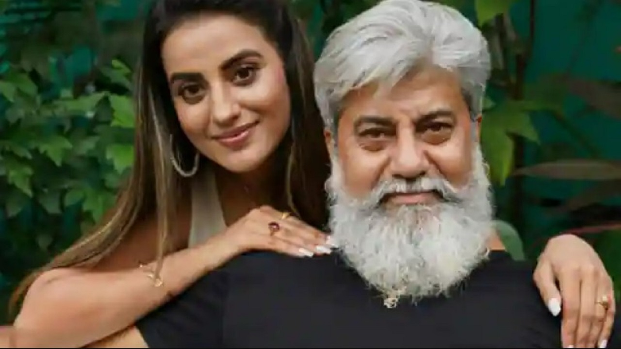 Akshara Singh से हुई ऐसी गलती की सबके सामने पकड़ना पड़ा कान, पिता ने जमकर लगायी डाट, देखें वायरल वीडियो