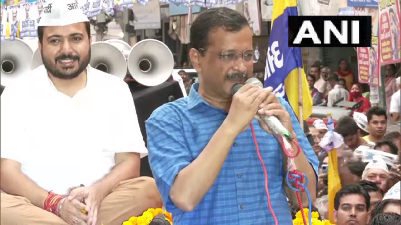 Delhi Bypoll 2022: सीएम केजरीवाल का दिल्ली में रोड शो, बोले- बीजेपी को वोट देने का कोई फायदा नहीं