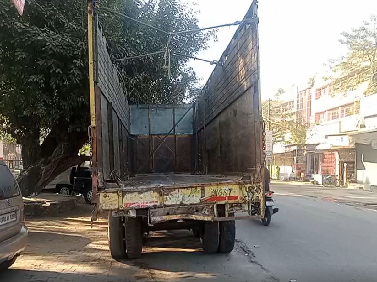 Bareilly News: बरेली में ट्रक के पीछे घुसी कार, तीन की मौत, एक की हालत गंभीर