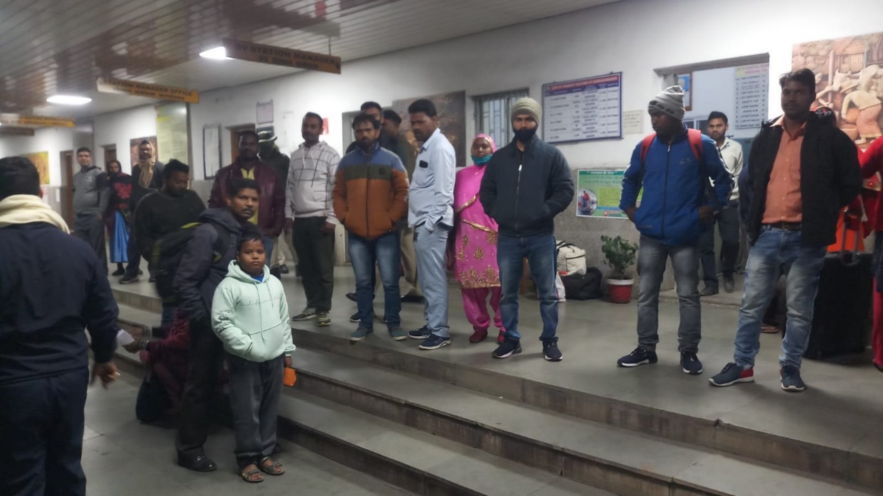 रांची-दिल्ली राजधानी एक्सप्रेस के रूट डायवर्ट की नहीं मिली जानकारी, बरकाकाना स्टेशन पहुंचे दर्जनों यात्री