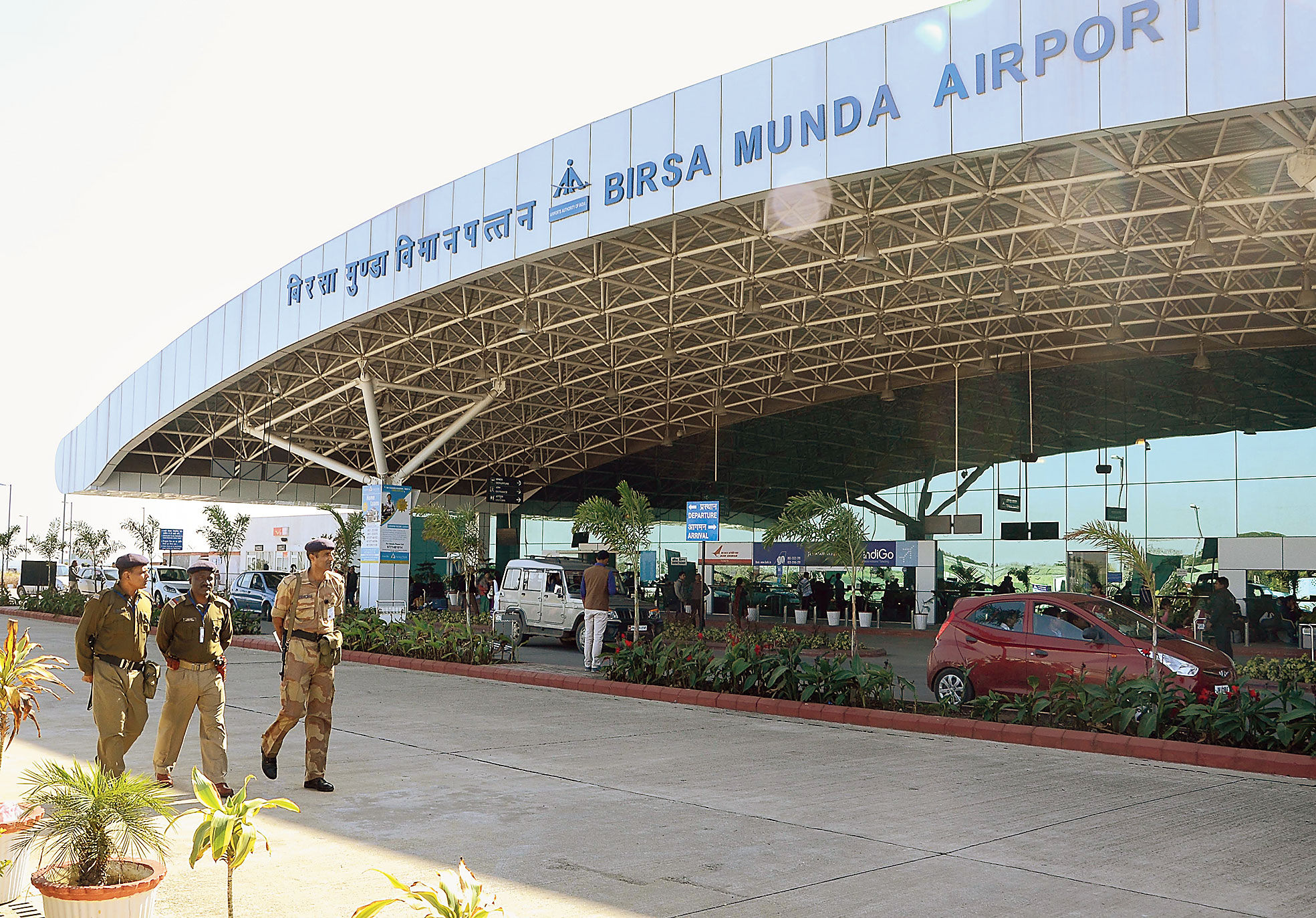 यात्रियों को सुरक्षित हवाई यात्रा कराना बड़ी चुनौती : निदेशक