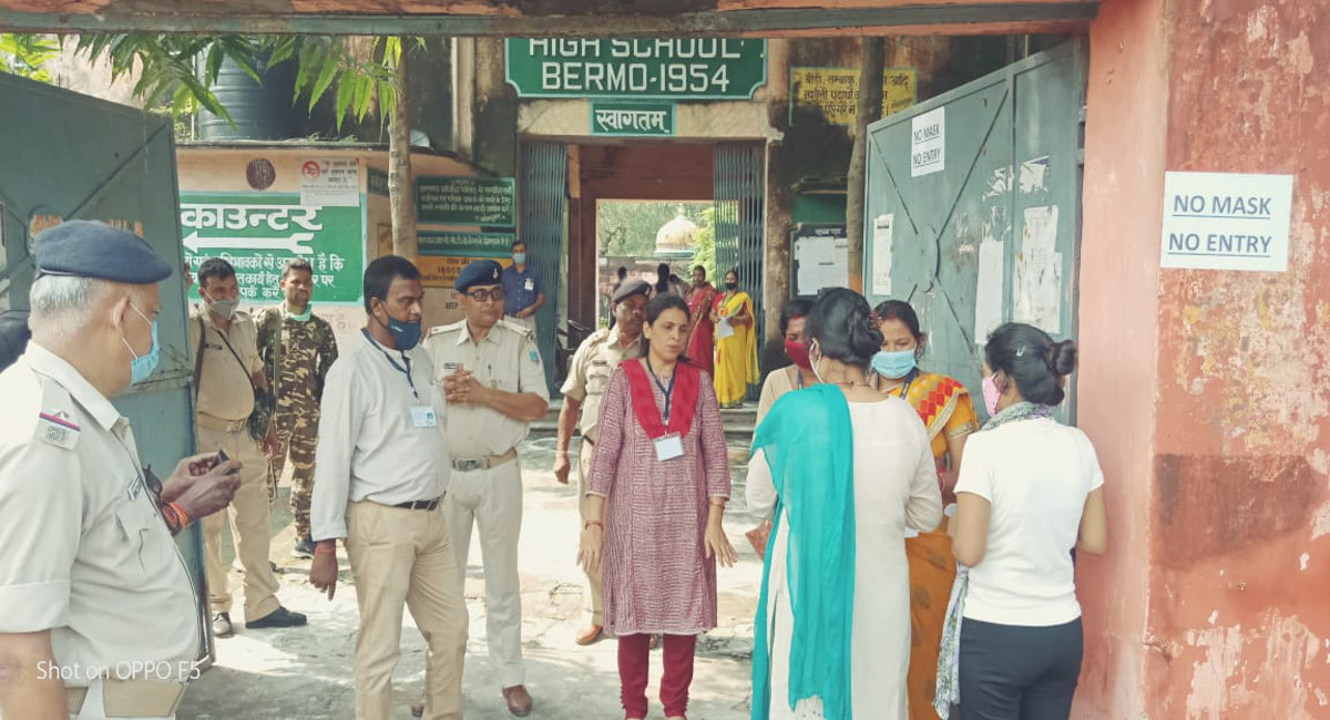 BPSC Exam: कैंपस से बाहर बैग रखवाने पर सेंटर पर परीक्षार्थियों ने किया हंगामा, आधे घंटे तक प्रवेश रहा बंद