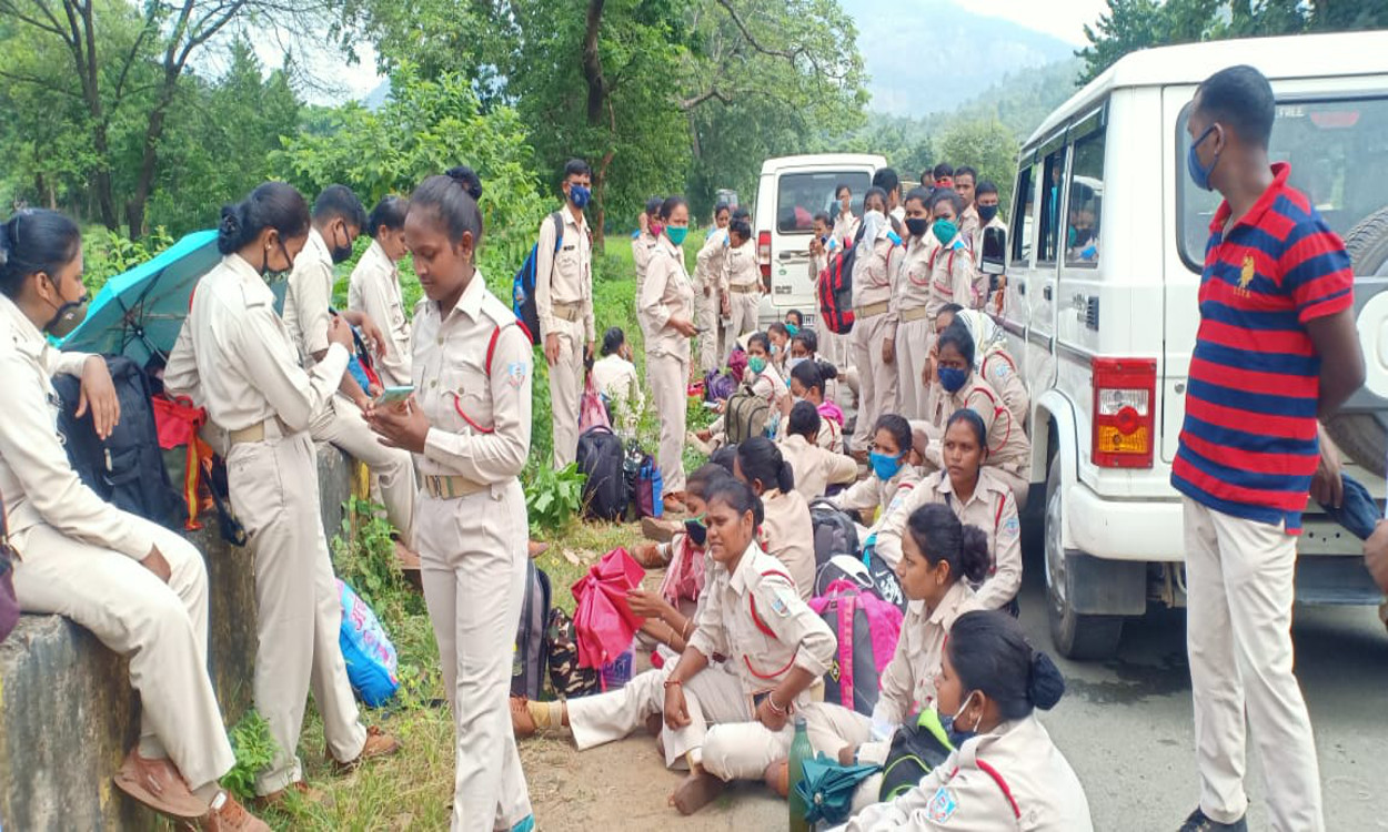 स्थायीकरण की मांग को लेकर चाईबासा से अनुबंध सहायक पुलिस कर्मी पैदल निकले रांची, पुलिस ने खूंटपानी में रोका