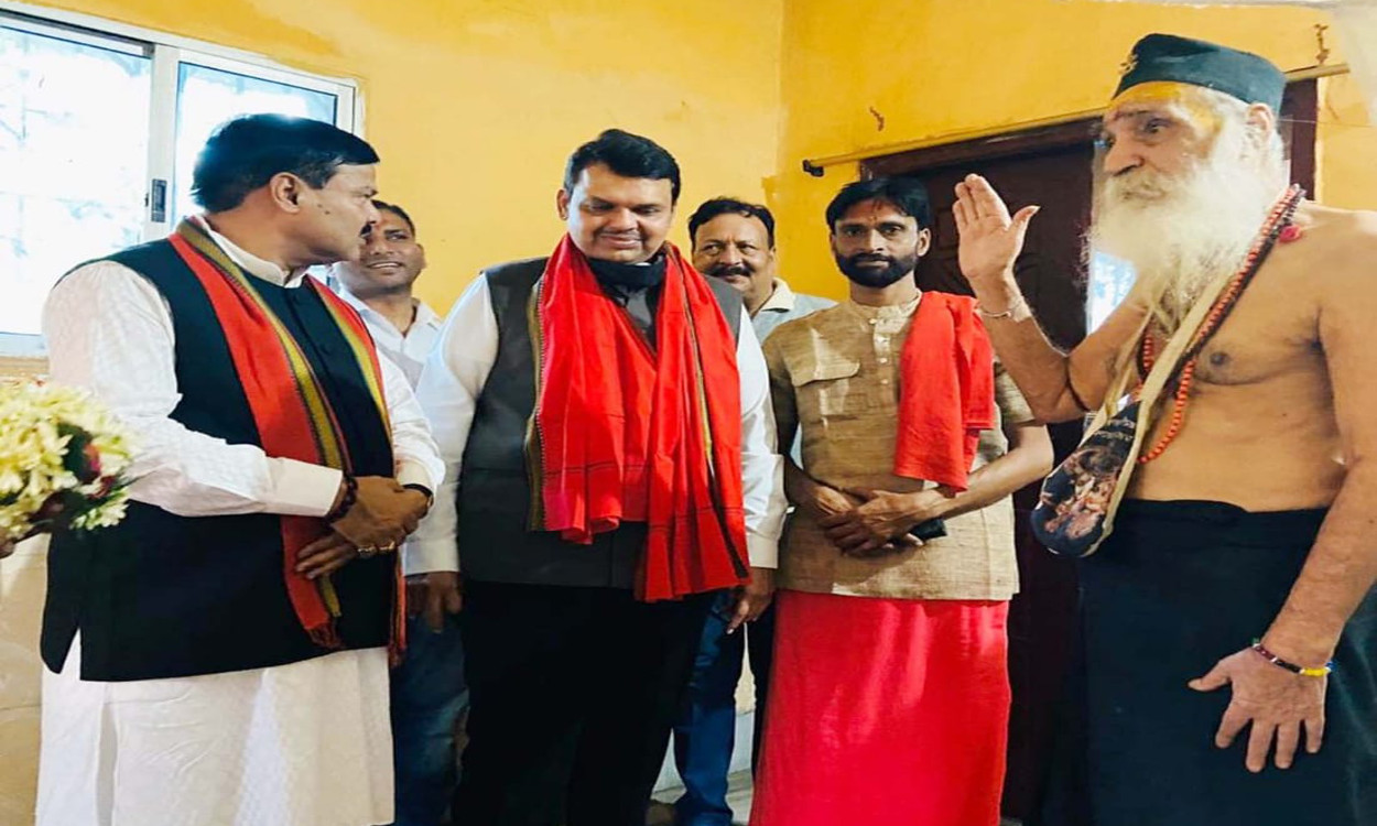 बिहार में चुनावी ताल ठोंकने से पहले देवेंद्र फडणवीस ने रजरप्पा में बोरिया बाबा से लिया आशीर्वाद, किया एनडीए के जीत का दावा