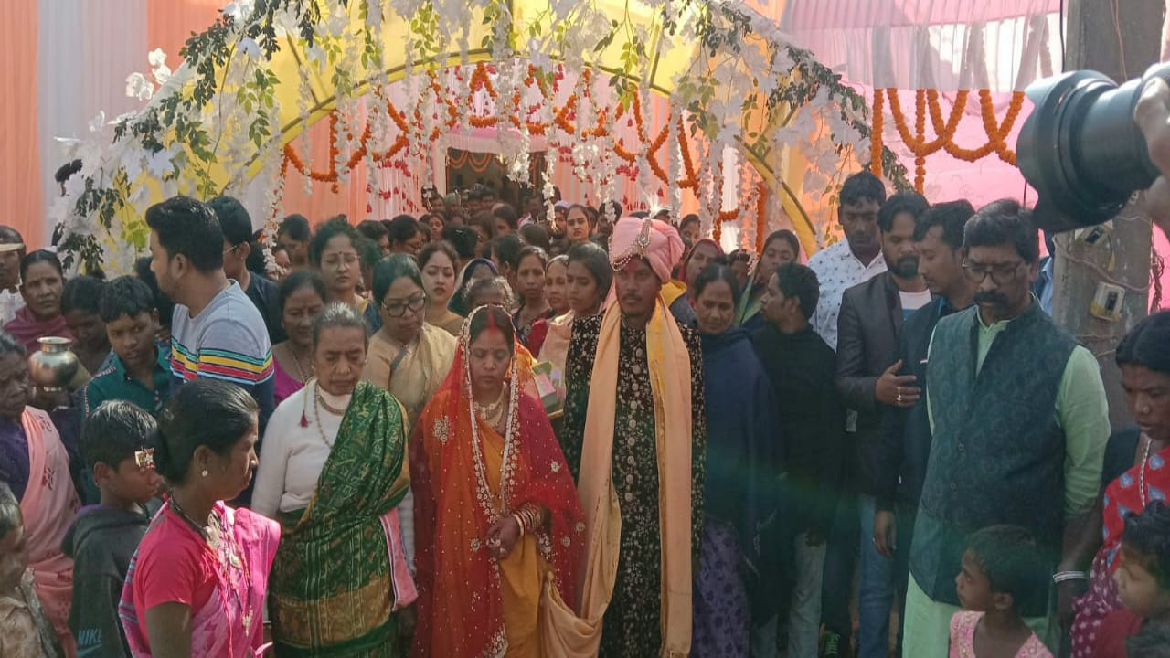 संताली रीति-रिवाज से CM हेमंत सोरेन की चचेरी बहन की शादी हुई संपन्न, विदाई कर लौटे गये रांची, देखें Pics