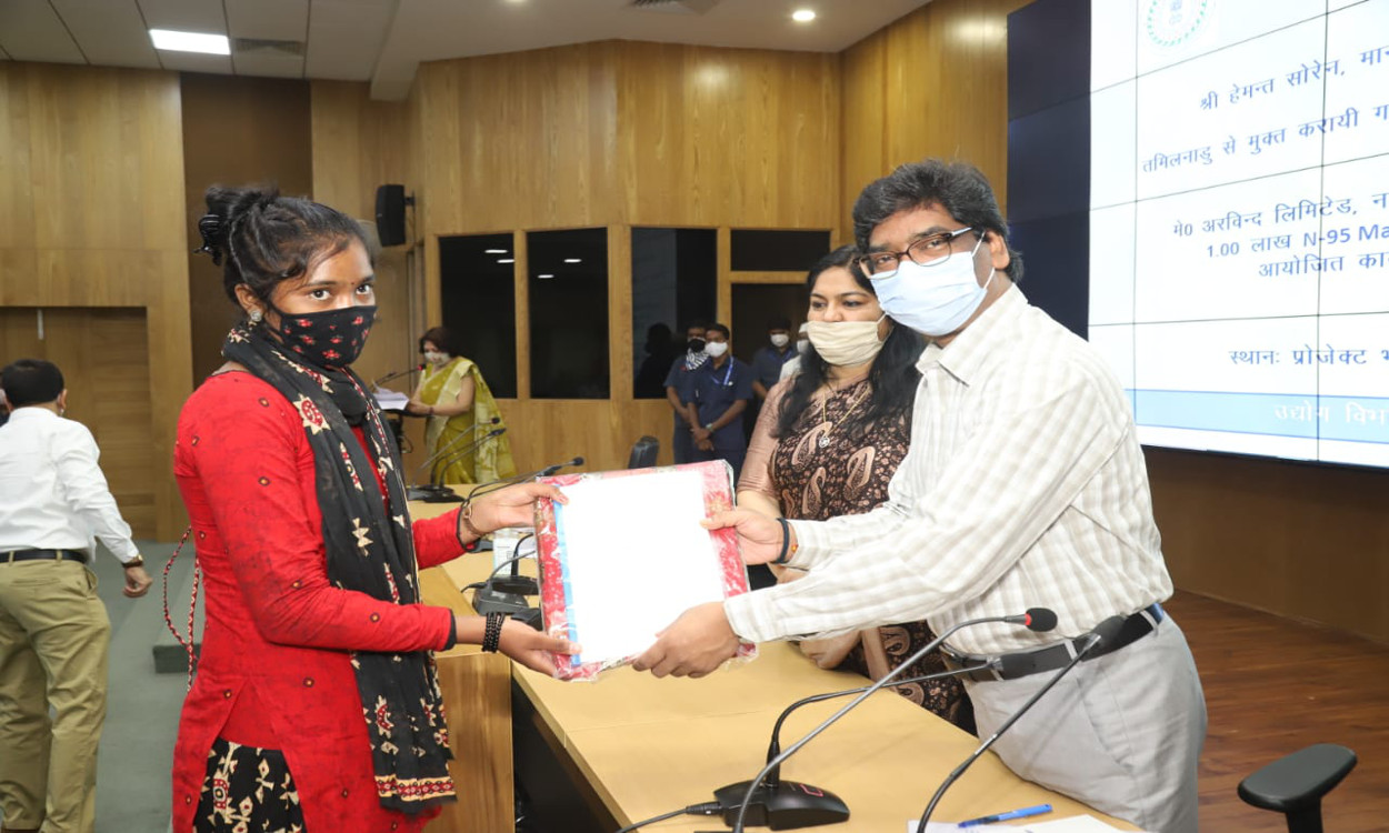 तमिलनाडु से मुक्त हुई झारखंड की 22 युवतियों को मिला नियुक्ति पत्र, सीएम हेमंत बोले- राज्य के टेक्सटाइल सेक्टर से जल्द जुड़ेंगे 8000 युवा