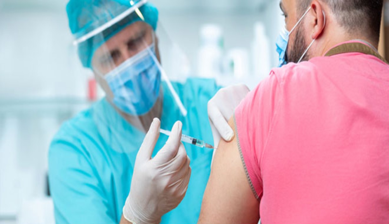 Corona Vaccine लगवाने के बाद शराब पीने वाले और महिलाओं के प्रजनन पर पड़ता है गलत प्रभाव? जानिए क्या कहता है स्वास्थ्य मंत्रालय