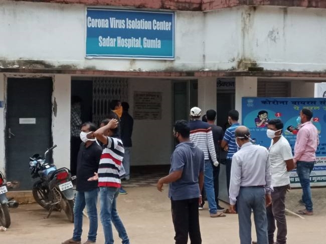 फर्श पर सोते हैं कोरोना संक्रमित मरीज
