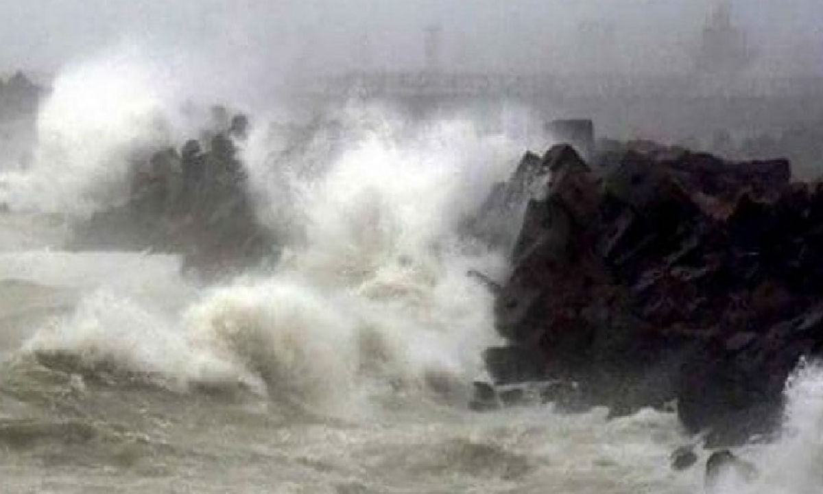 Cyclone Nisarga : महाराष्ट्र में तबाही मचाने के बाद ‘निसर्ग’ बढ़ रहा है मध्य प्रदेश, लोगों से घर में रहने की अपील