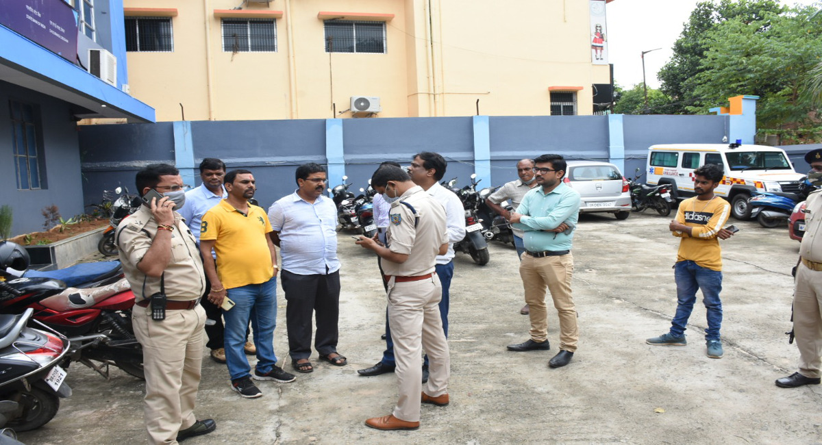 Jharkhand Crime News : देवघर के अंडा कारोबारी से दिनदहाड़े पांच लाख रुपये की छिनतई, CCTV फुटेज खंगाल रही पुलिस