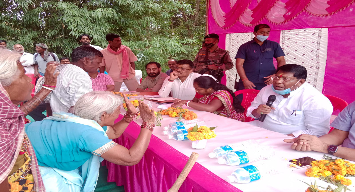 झारखंड के मंत्री डाॅ रामेश्वर उरांव पहुंचे लोहरदगा, बोले- अधिकारी गांव में लगाये कैंप, दिये कई निर्देश