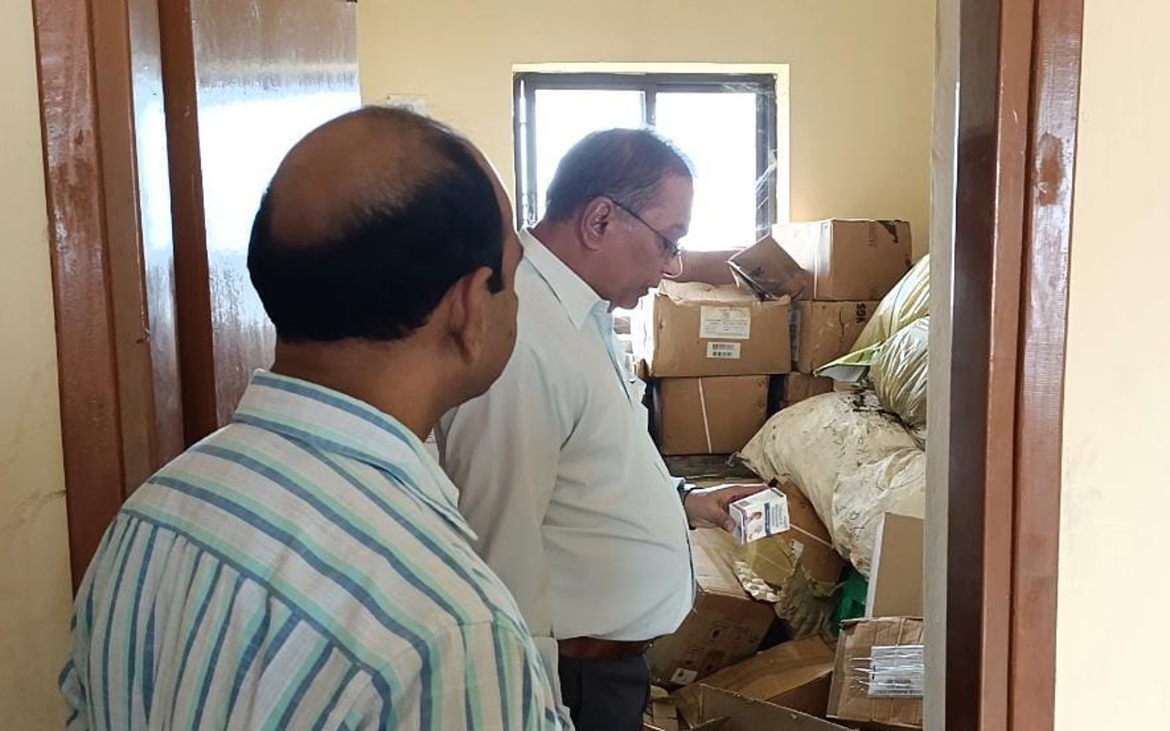दुमका : कृषि मंत्री के निर्देश पर सिविल सर्जन पहुंचे जरमुंडी, स्टोर में अगलगी की घटना की जांच की
