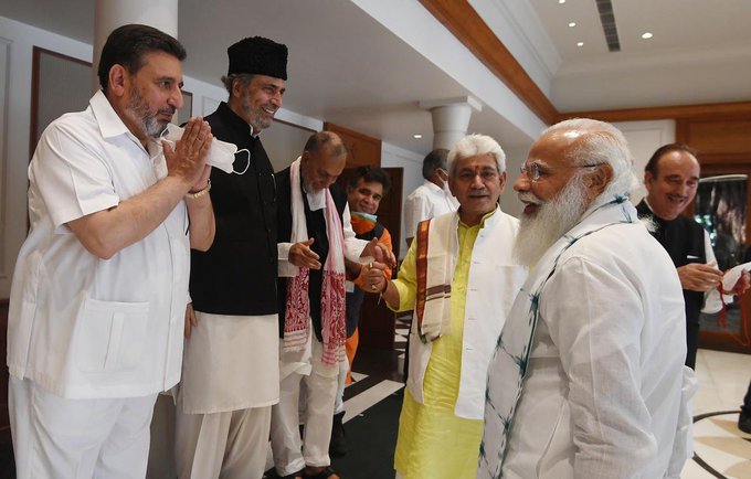 कश्मीरी नेताओं ने कहा-विश्वास के लिए जम्मू-कश्मीर को दें पूर्ण राज्य का दर्जा,पीएम मोदी ने बैठक में कहा-दिल की दूरी मिटाना जरूरी