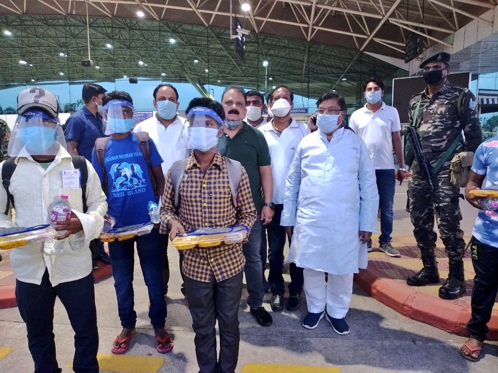 एयरलिफ्ट 2 : अंडमान-निकोबार में फंसे 180 प्रवासी विमान से पहुंचे रांची, मंत्री ने किया स्वागत