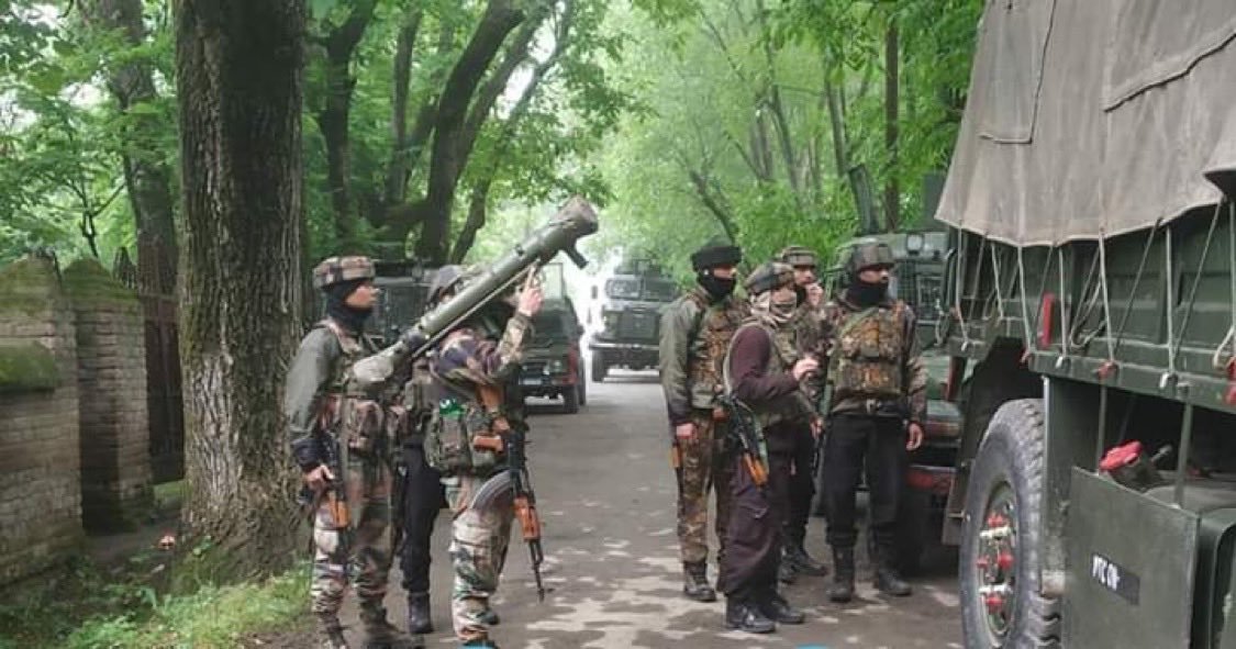 J&K: बारामूला-हंदवाड़ा हाईवे पर मिला संदिग्ध विस्फोटक, अनंतनाग में सरपंच की गोली मारकर हत्या
