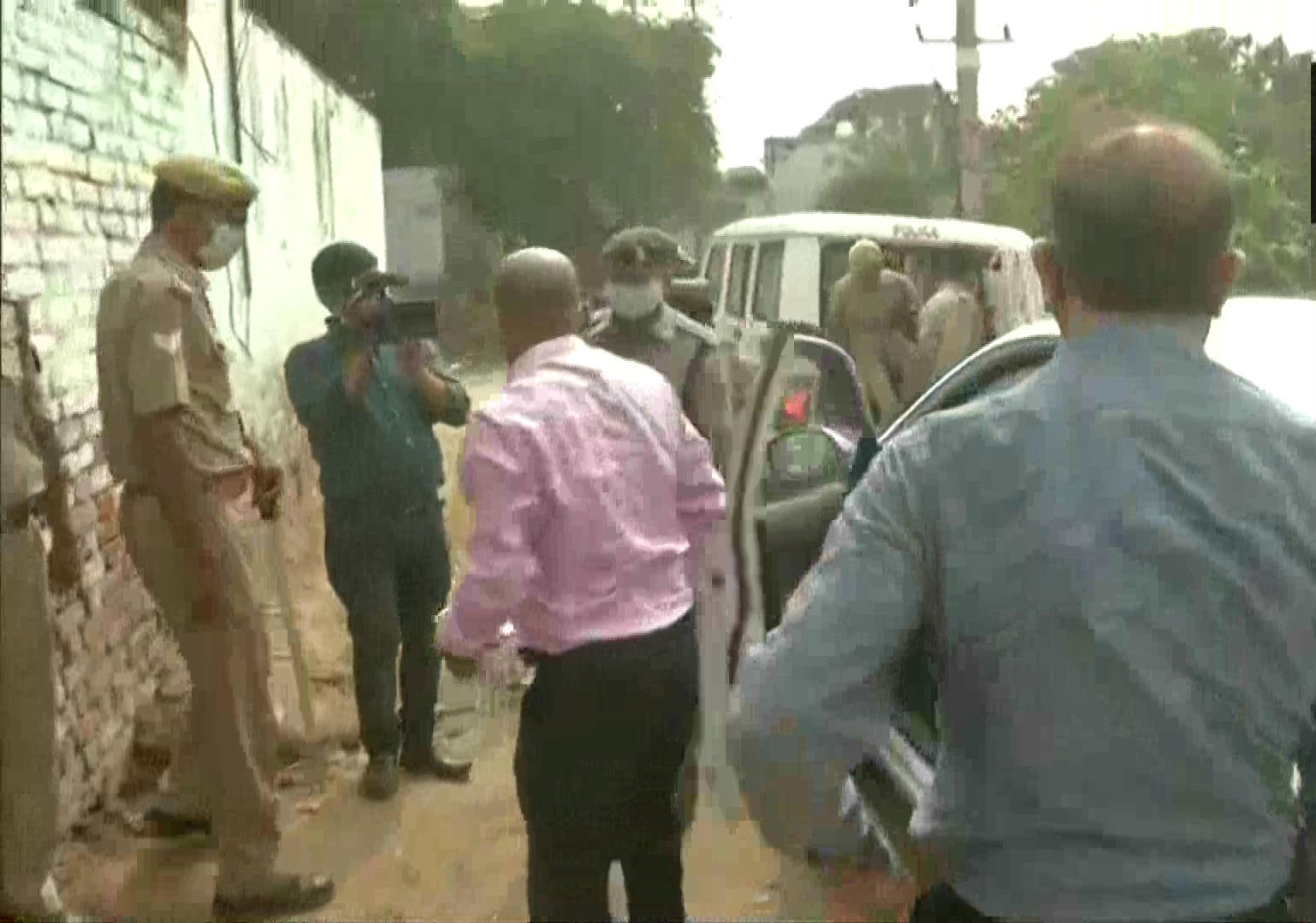 Hathras Gangrape: आरोपियों के परिवार वालों से पूछताछ करने हाथरस पहुंची सीबीआई की टीम