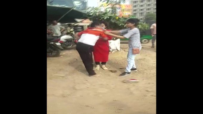 VIRAL VIDEO : यूपी के कांग्रेस नेता को दो महिला ने जूते-चप्पल से पीटा, अनुज मिश्रा ने बताया राजनीतिक साजिश