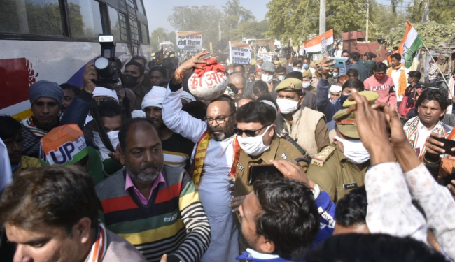 ‘गाय बचाओ यात्रा’ में शामिल होने जा रहे अजय कुमार लल्लू पुलिस हिरासत में, नेत्री बोलीं- पुलिस नहीं बता रही प्रदेश अध्यक्ष का लोकेशन