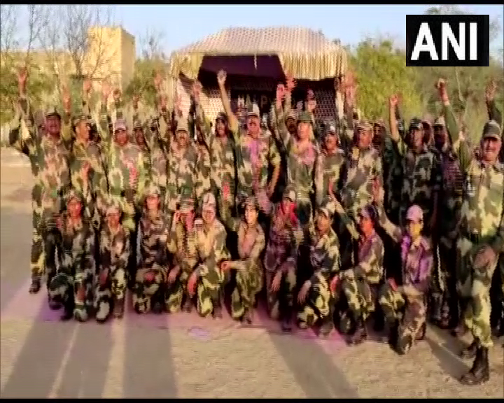 Holi 2022: रंग बरसे भीगे चुनरवाली, जैसलमेर में BSF के जवानों ने ऐसे मनाई होली, देखें VIDEO