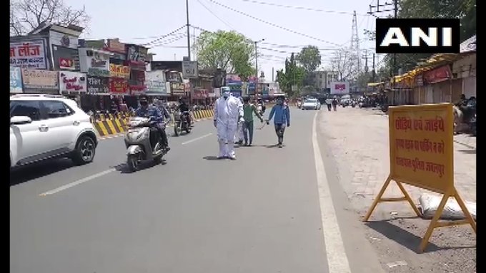 पुलिस ने कोरोना पॉजिटिव और निगेटिव को एक ही हथकड़ी में जकड़ा और करा दिया पैदल मार्च