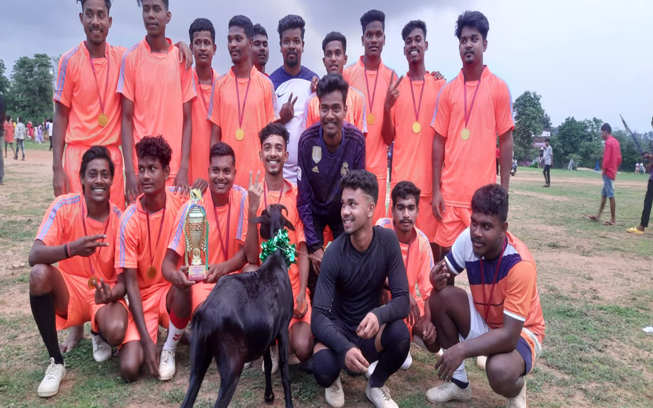 सिमडेगा : घोचो टोली की टीम ने नूर स्पोटिंग को 3-0 से शिकस्त देकर जीता फुटबॉल टूर्नामेंट