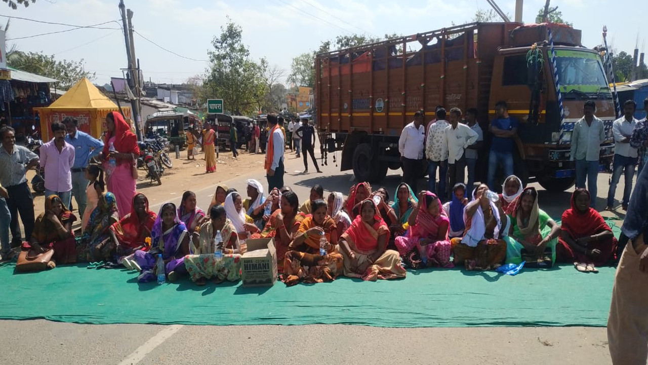 Jharkhand News : अधिक फीस लेने के मामले में पैरेंट्स ने गुमला के घाघरा में किया सडक जाम, जानें फिर क्या हुआ