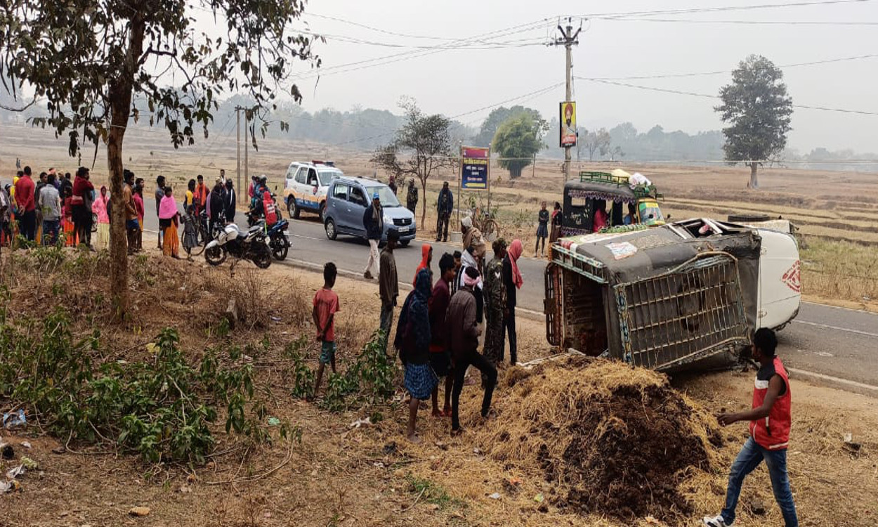 गुमला के NH-78 पर पिकअप वैन पलटी, एक बच्ची की मौत, दर्जन लोग घायल