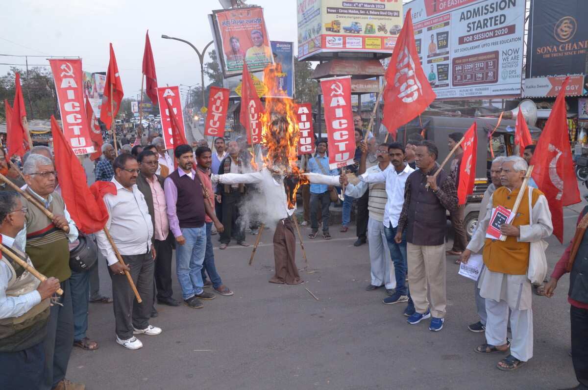 अमेरिका में हो रहे विरोध की आंच पहुंची कोलकाता, वामपंथी संगठन ने ट्रंप का पुतला फूंका