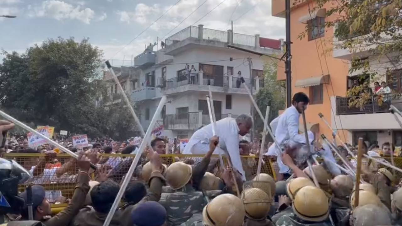 ई-टेंडर पॉलिसी के खिलाफ हरियाणा के पंचकूला में सरपंचों का प्रदर्शन, पुलिस ने लाठीचार्ज किया