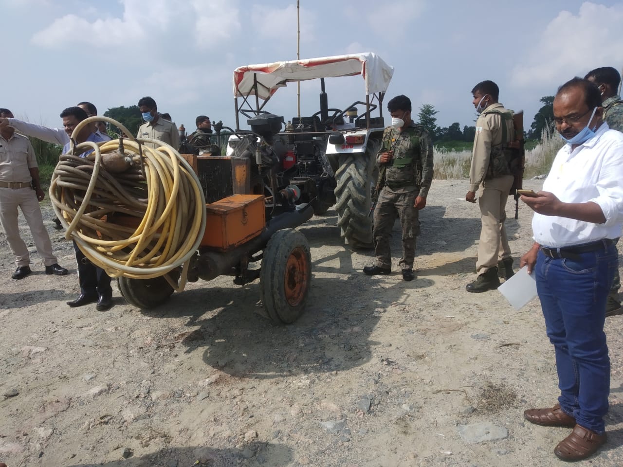 अवैध खनन व क्रशर पर प्रशासन की बड़ी कार्रवाई, भारी मात्रा में विस्फोटक बरामद, दो गिरफ्तार