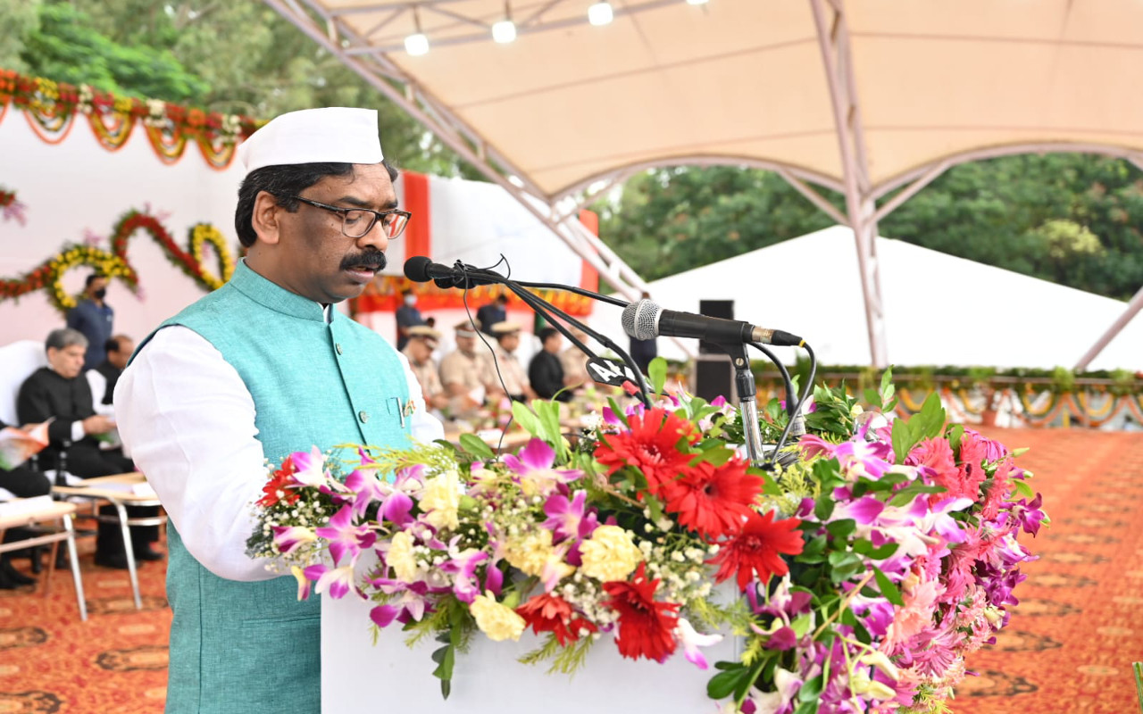 झारखंड में 2716 शिक्षकों की जल्द होगी नियुक्ति, CM हेमंत सोरेन ने की घोषणा, जानें अन्य महत्वपूर्ण बातें