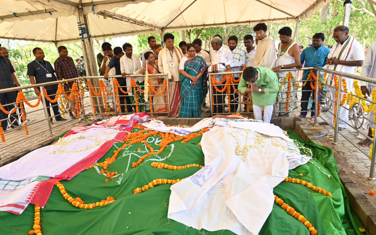 Photos: सीएम हेमंत ने संताली साहित्यकार रघुनाथ मुर्मू को दी श्रद्धांजलि, कहा- इनके योगदान को कभी नहीं भूल सकते