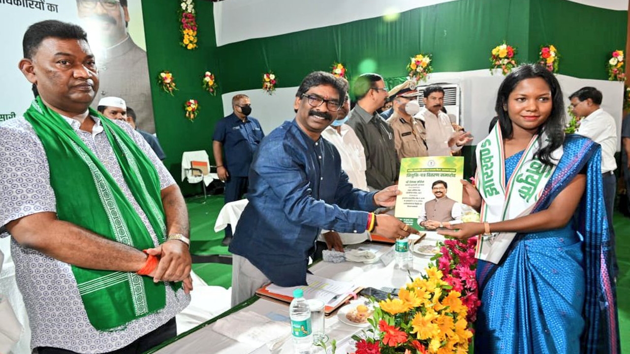 सीएम हेमंत ने सौंपा JPSC में सफल सभी 252 अभ्यर्थियों को नियुक्ति पत्र, कहा- झारखंड को अग्रणी राज्य बनायें