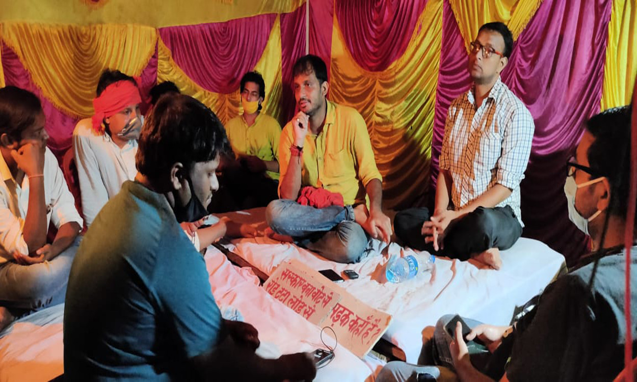 जर्जर सड़कों की मरम्मती के लिए दुमका में भूख हड़ताल पर बैठे युवा साहित्यकार नीलोत्पल मृणाल