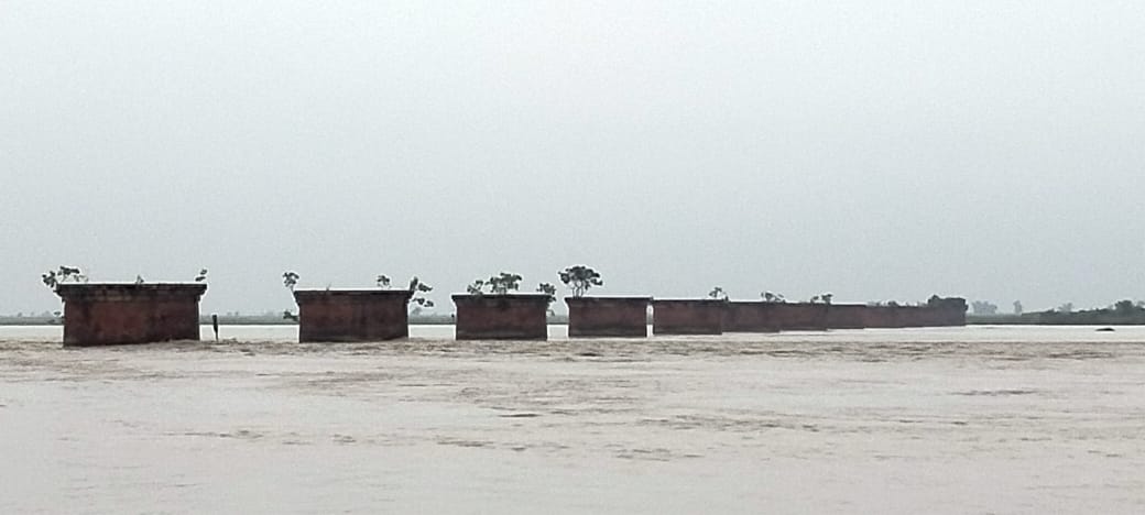 मूसलाधार बारिश के बीच गंडक नदी में 9 लोगों से भरी नाव पलटी, 2 अब भी लापता