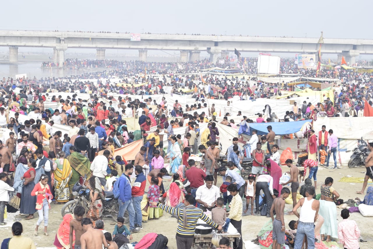 Bareilly : कार्तिक पूर्णिमा पर श्रद्धालुओं ने रामगंगा में लगाई आस्था की डुबकी, घाटों पर उमड़ी भीड़