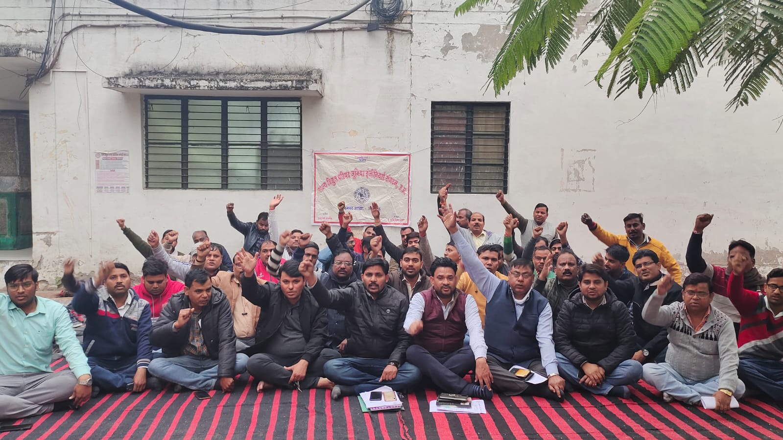 Aligarh News: SDO और JE के निलंबन से भड़के बिजली विभाग के कर्मचारी, आज 21 जिलों में करेंगे हड़ताल