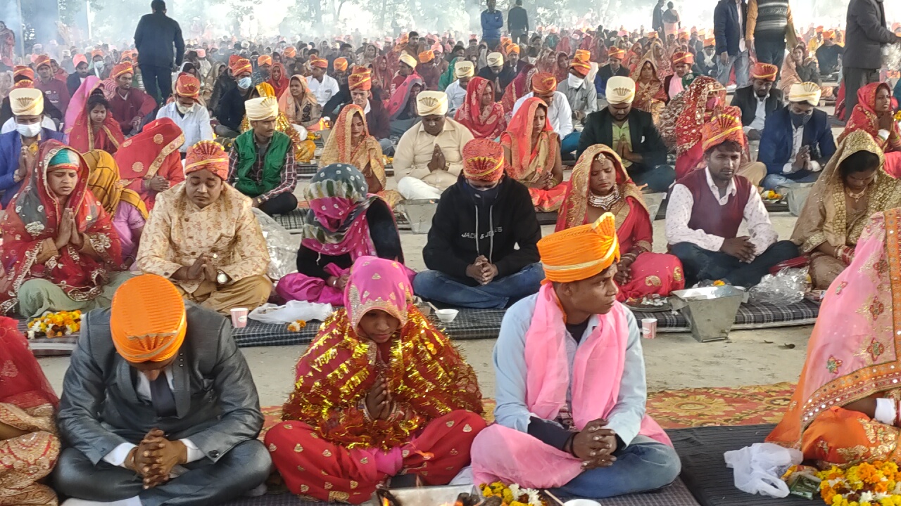 Hathras News: हाथरस में सामूहिक विवाह का आयोजन, एक दूजे के हुए 503 जोडे़