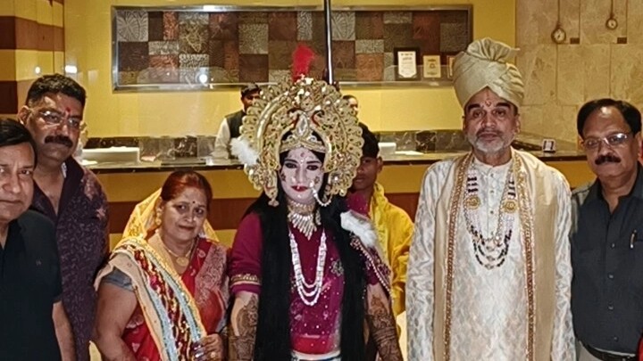 आगरा: सियाराम के विवाह की आमंत्रण यात्रा में जमकर झूमे मिथिला वासी, राजा जनक का फूल मालाओं से किया हुआ स्वागत