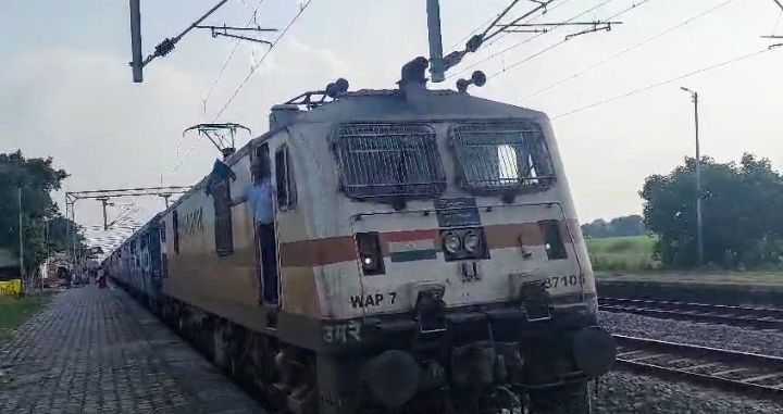 बिहार: स्टेशन पर ट्रेन रोकना भूल गया ड्राइवर, गलती का एहसास होने पर बीच पुल पर किया ये काम